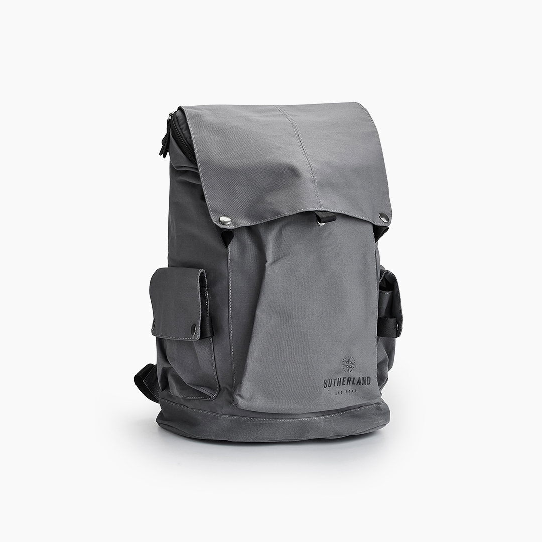 SNYGG RYGGSÄCK I CANVAS FRÅN SUTHERLAND & SONS – GRÅ